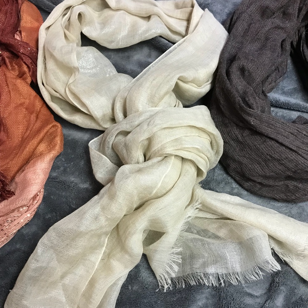Scarf cream shimmer color